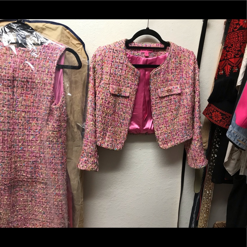 Beautiful jacket never worn it’s small on me